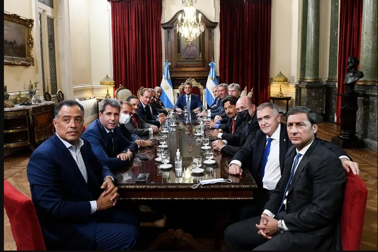 Sergio Massa se reunió con gobernadores y el jefe de Gabinete, Juan Manzur, antes de exponer en el plenario de comisiones