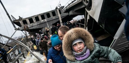 Tras las negociaciones entre ambos países, Rusia anunció un alto el fuego limitado y afirmó la puesta en marcha de corredores humanitarios desde Ucrania.