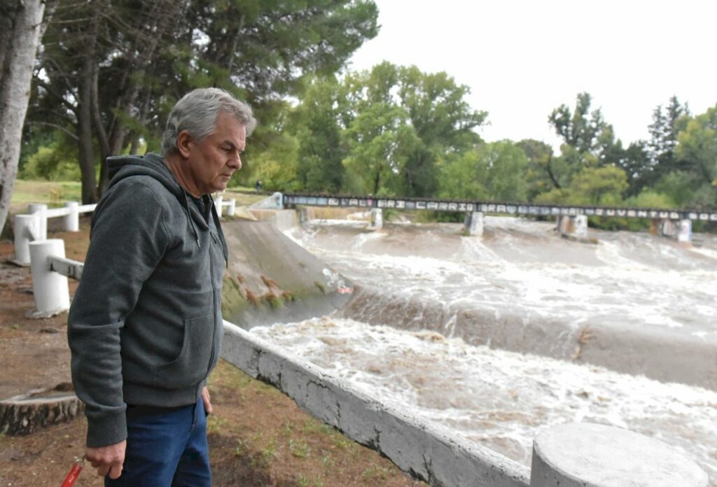 El intendente de Bahía Blanca, Héctor Gay, recorrió hoy los barrios afectados por el temporal.