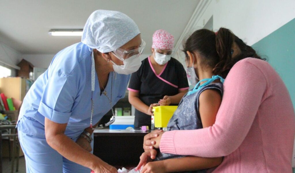 Desde el ministerio de Salud bonaerense insisten en completar los esquemas de vacuanción e iniciarlos en los menosres de edad. 