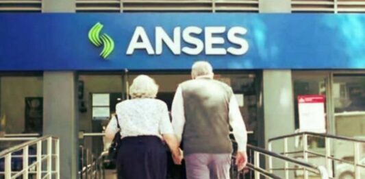 Jubilados y pensionados, a partir de este lunes, comenzarán a cobrar el bono de $6.000 de Anses. Conocé el calendario de pagos según la terminación del DNI.