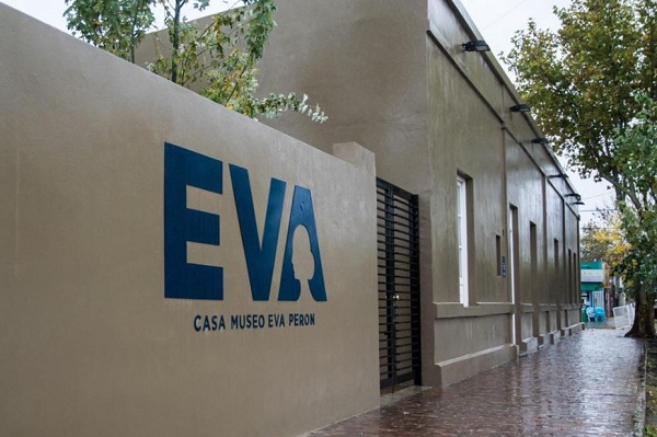 La Casa Museo Eva Perón presenta un recorrido donde se exponen fotografías, objetos originales y reproducciones multimedia.