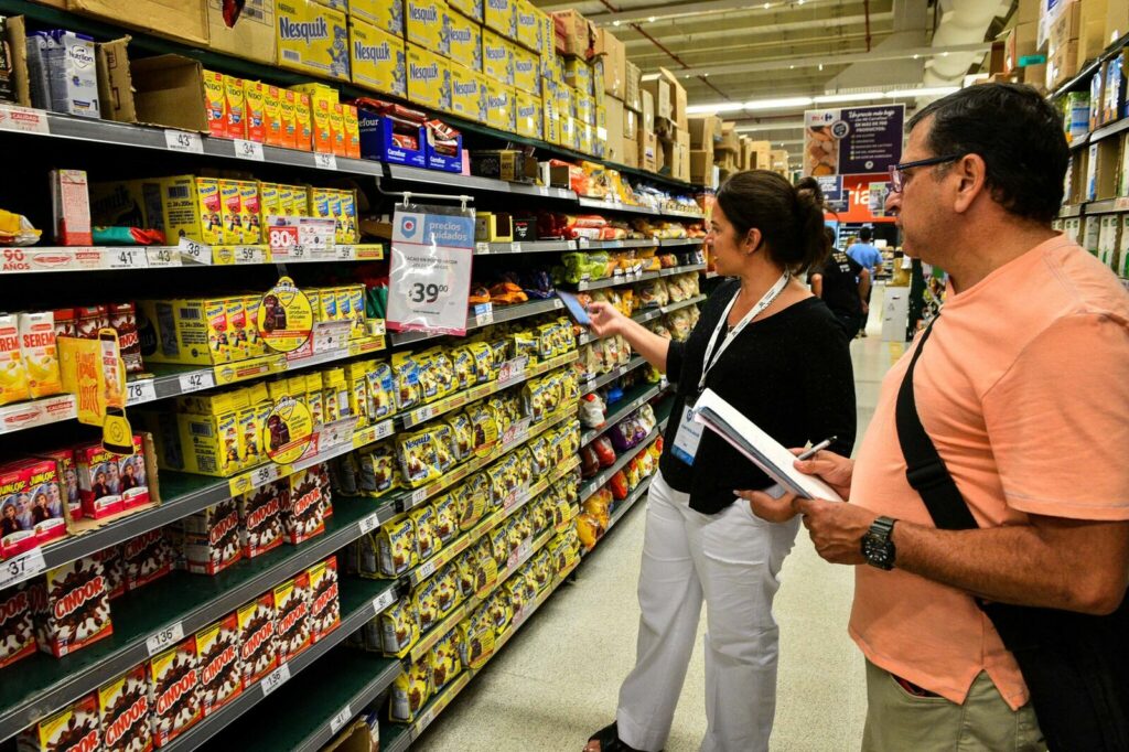 El Gobierno nacional busca controlar que los supermercados vendan los productos incluidos en el acuerdo de Precios Cuidados