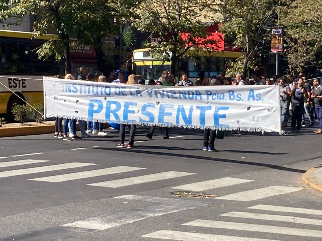 Instituto Vivienda protesta