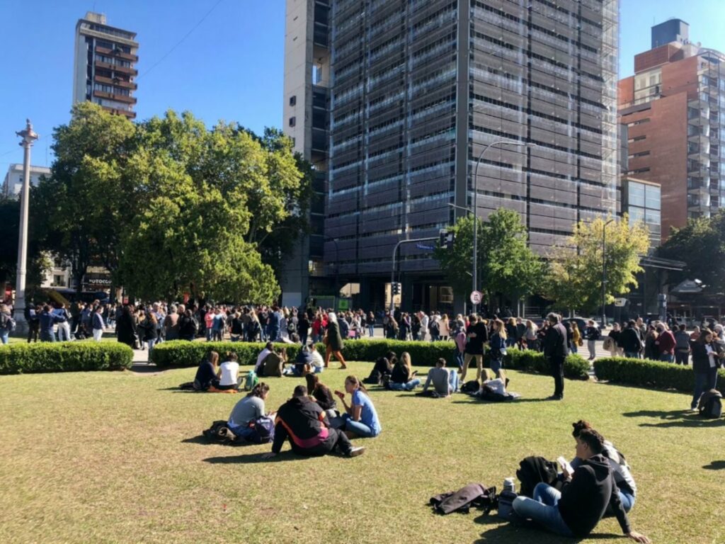 Tras la amenaza de bomba en la Municipalidad de La Plata, los empleados públicos fueron evacuados en cercanías al edificio administrativo.