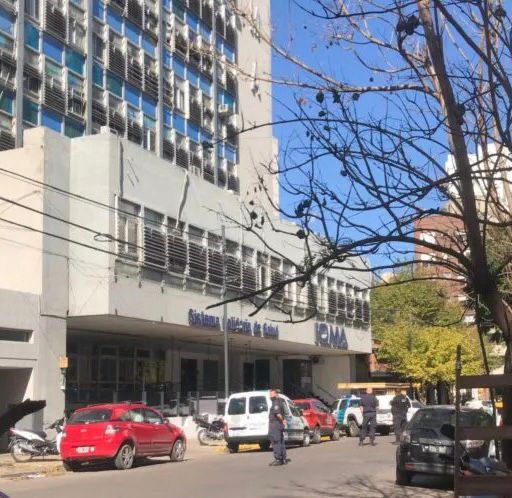 El edificio de sede central del Instituto de Obra Médico Asistencial (IOMA) tuvo que ser evacuado tras una supuesta amenaza de bomba en el lugar.