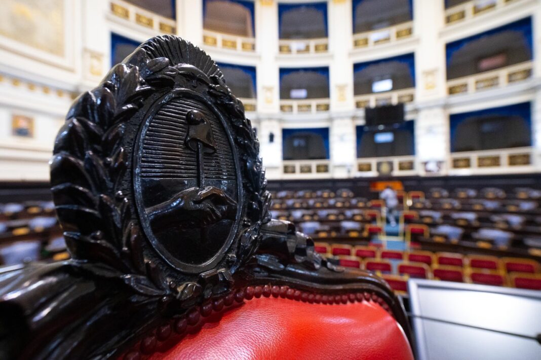 Tras un mes de pulseadas internas, la Cámara de Diputados bonaerense resolvió el borrador con todos los presidentes y vices de las comisiones permanentes. Se aguardan novedades del Senado.