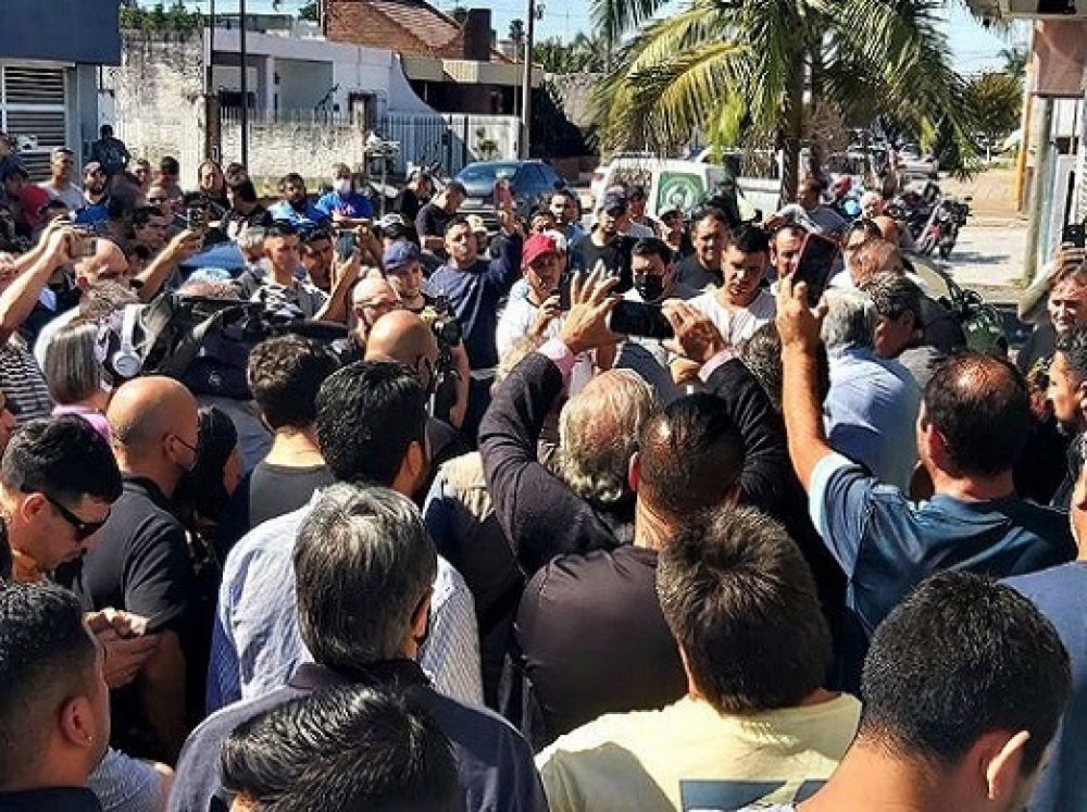 El gremio de Camioneros bloqueó la recolección de reciduos durante el fin de semana en San Nicolás. 
