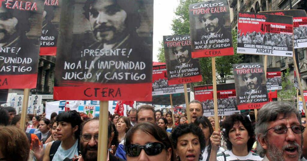 Docentes llevan adelante un paro y una  movilización al cumplirse 15 años del asesinato del maestro Carlos Fuentealba.