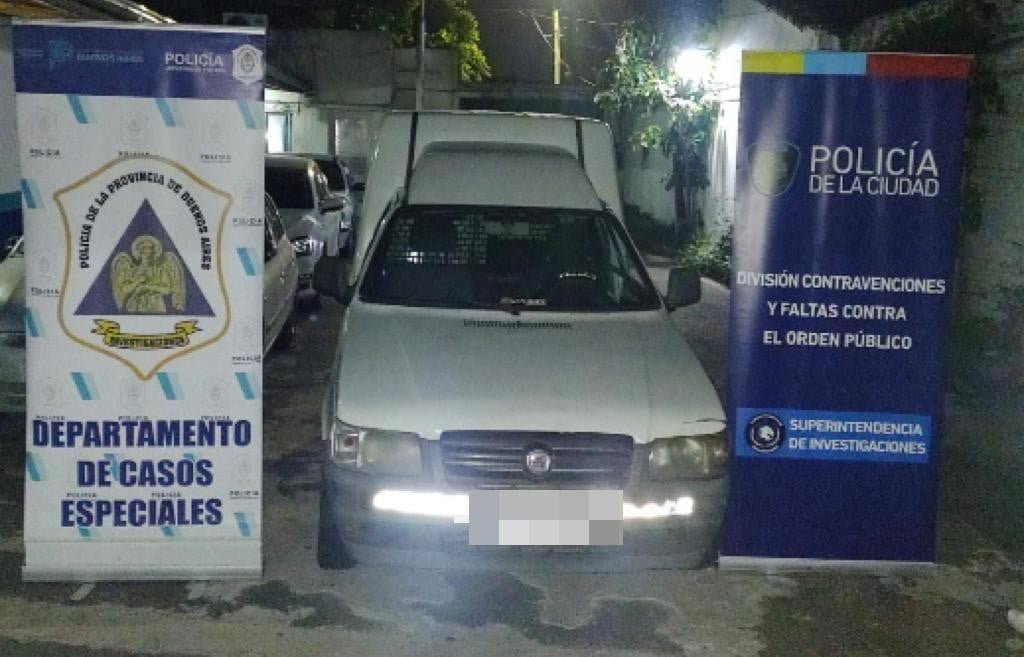 secuestraron una camioneta y pegatinas en el marco de la investigación por  los afiches con agravios hacia Cristina Kirchner.