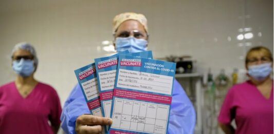 El Ministerio de Salud bonaerense comenzó a aplicar la cuarta dosis de la vacuna Covid al personal de salud, personas de 50 años o más, mayores de 12 años con inmunocompromiso, fuerzas de seguridad y docentes.