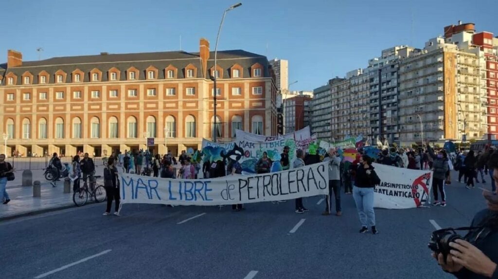 Como cada 4 del mes, ambientalistas y vecinos de Mar del Plata se menifestaron contra el proyecto de explotación petrolera en la costa. 