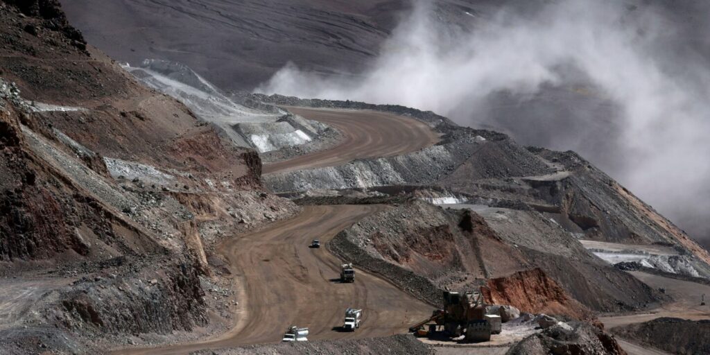 El sector minero genera los salarios son los más altos de toda la economía..