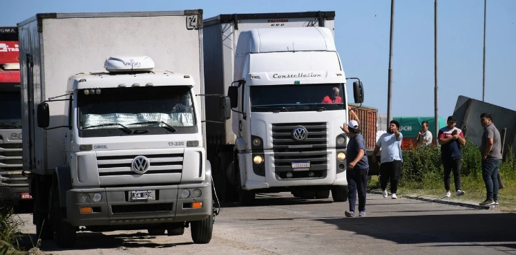 El paro de transportistas generó pérdidas millonarias en el sector portuario.
