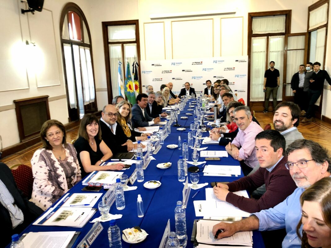 El gobernador Axel Kicillof y todos sus ministros bajaron al distrito más populoso de la provincia de Buenos Aires. Qué pidieron los directores municipales, cuáles fueron las promesas de los funcionarios y de qué se habló en el encuentro.