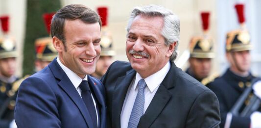 El presidente Alberto Fernández arribó hoy a París para reunirse con el jefe de Estado de Francia, Emmanuel Macron.