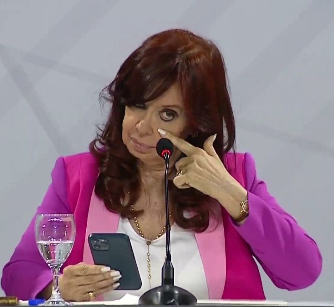 Cristina Kirchner habló en el acto de entrega del doctorado honoris causa de la Universidad Nacional del Chaco Austral (Uncaus). “Siempre hablo de tres mandatos”, dijo, sugerente. También habló de la elección de Alberto Fernández y sostuvo que no “hay peleas” sino “debate de ideas”.