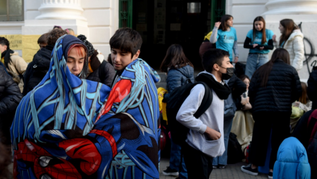 Alumnos de varios colegios de La Plata reclaman y protestan por la falta de calefacción en las escuelas.
