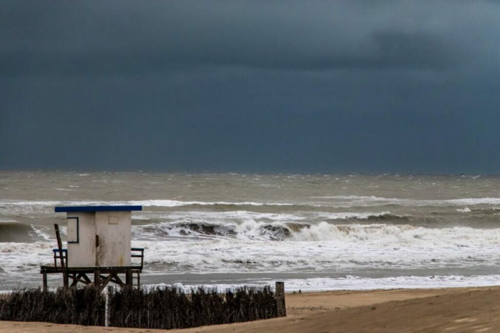 El ciclón subtropical anunciado por el SMN ya afecta a varios distritos de la costa bonaerense.