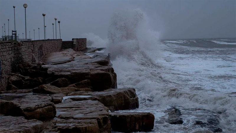 El ciclón subtropical ya alertó a la población de la costa bonaerense.