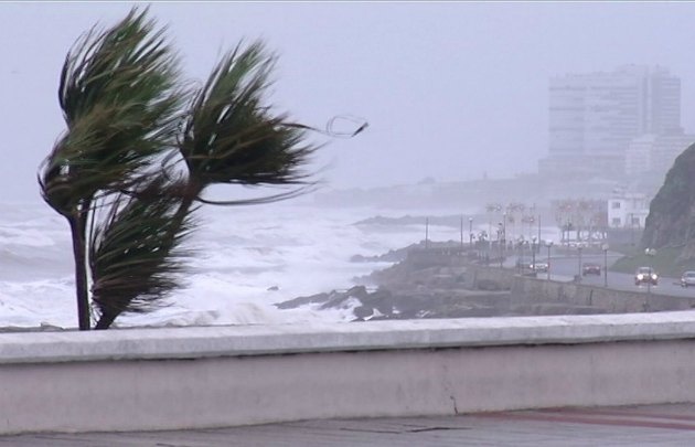 El ciclón subtropical, anunciado por el Servicio Meteorológico Nacional (SMN), ya alerta a la población de la costa bonaerense.