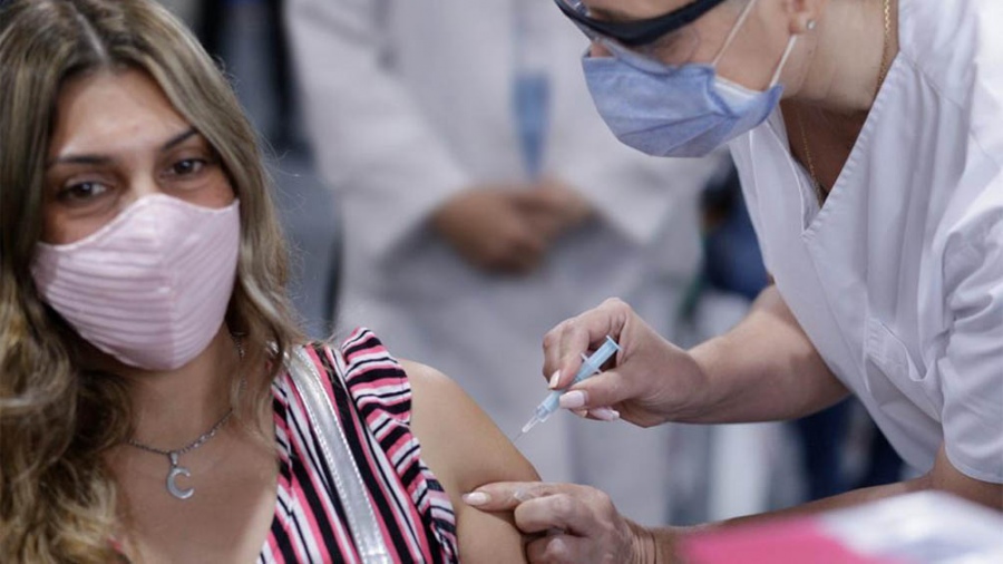 Frente a la llegada del frío, la cartera sanitaria bonaerense afirmó que tiene a disposición todas las dosis de la vacuna Covid para aplicarlas sin turno previo.