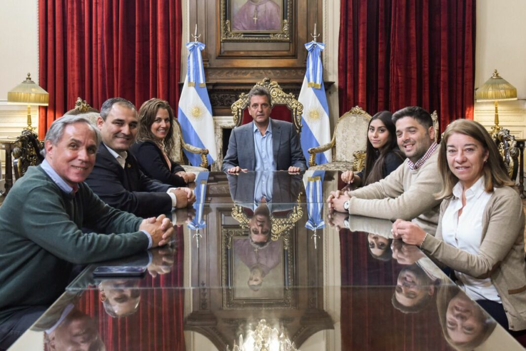El presidente de la Cámara de Diputados, Sergio Massa, reunió a sus dirigentes platenses. Prepara un plenario del Frente Renovador de la Octava sección electoral para finales de mayo.