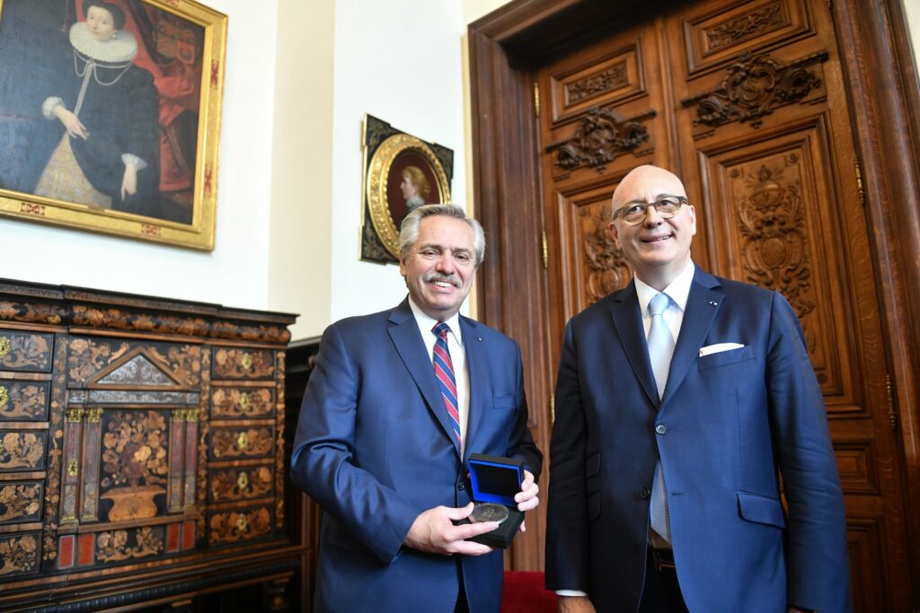 En el marco de su gira, Alberto Fernández visitó ayer la Universidad de La Sorbona y recibió una condecoración de parte del rector.