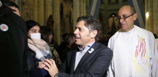 Kicillof asistió al Tedeum en la Catedral de La Plata junto a gran parte de su Gabinete. Sintonía con el arzobispo Tucho Fernández, foto con fieles y el mensaje por el 25 de Mayo. Por la tarde, reinaugura una sala del Teatro Argentino.