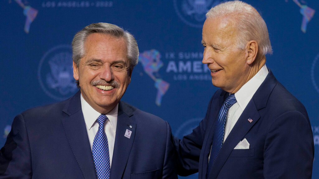 El presidente Alberto Fernández le recomendó al mandatario estadounidense, Joseph Biden, que reformule la política de su país.