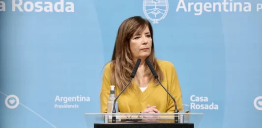 La portavoz presidencial, Gabriela Cerruti, confirmó que llegarán “tres buques” de combustible fósil a la Argentina para cubrir la falta de gasoil que acontece al país.