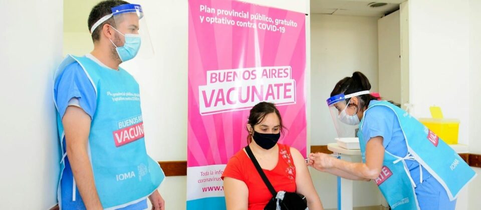 Según la funcionaria de la cartera sanitaria bonaerense, Leticia Ceriani, el descenso de casos Covid se debe a la alta tasa de vacunación.