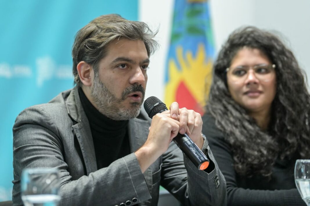 El jefe de Asesores del Gobernador, Carlos Bianco, celebró los entendimientos alcanzados con la oposición, destacó el perfil de Federico Thea y criticó a Macri por “querer romper todo”.