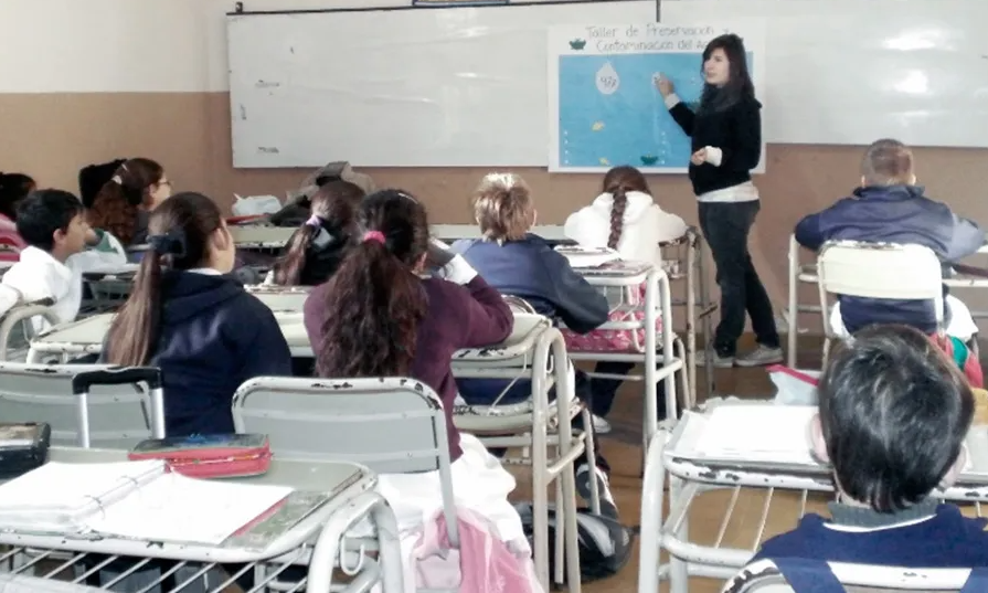 Las autoridades porteñas ordenó a los docentes desarrollar las actividades de enseñanza "de conformidad con las reglas del idioma español".