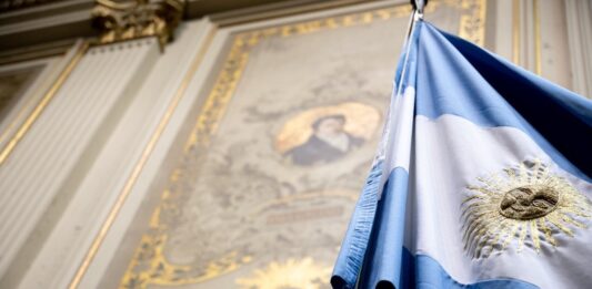 La imagen del creador de la bandera, Manuel Belgrano, está entronizada wn la Cámara de Diputados bonaerense.