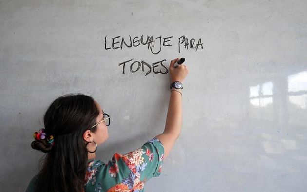 Un sondeo de opinión realizado por las consultoras D’Alessio-Irol y Berenztein mostró que el 70% de los argentinos están en contra del lenguaje inclusivo.