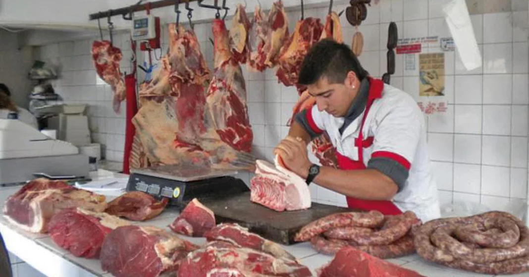 El intendente de Castelli, Francisco Echarren, le comprará directamente al campo para el precio de la carne se abarate un 55%.