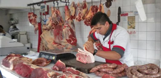 El intendente de Castelli, Francisco Echarren, le comprará directamente al campo para el precio de la carne se abarate un 55%.
