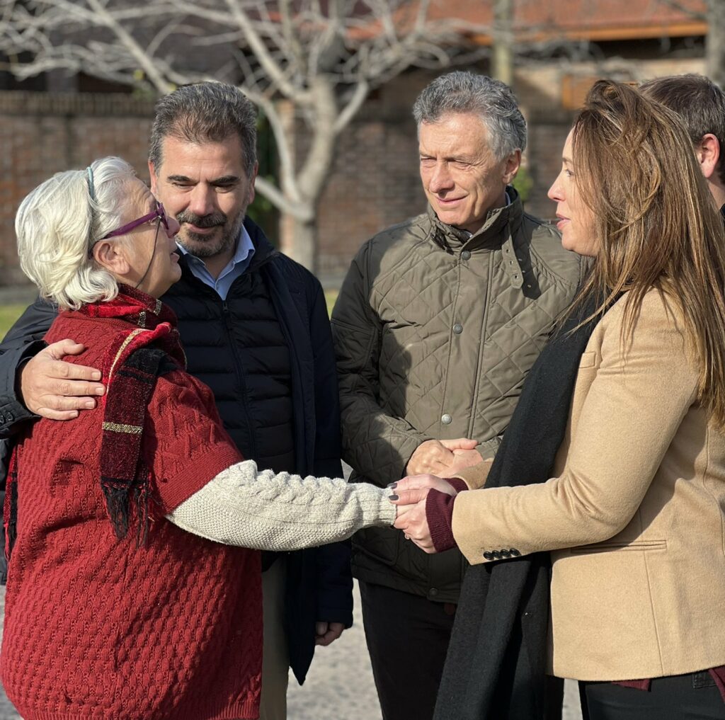 Macri y los diputados nacionales Vidal y Ritondo recorrieron este miércoles el barrio platense de Tolosa.