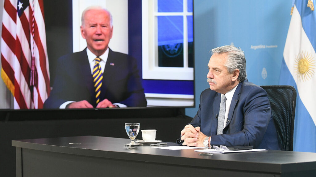 El presidente argentino, Alberto Fernández, ya se reunió en otras ocasiones de manera virtual con el mandatario estadounidense, Joe Biden.