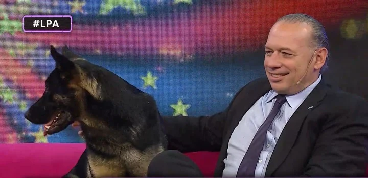 El ministro de Seguridad bonaerense, Sergio Berni, se presentó en un estudio de TV con su perra Bona.