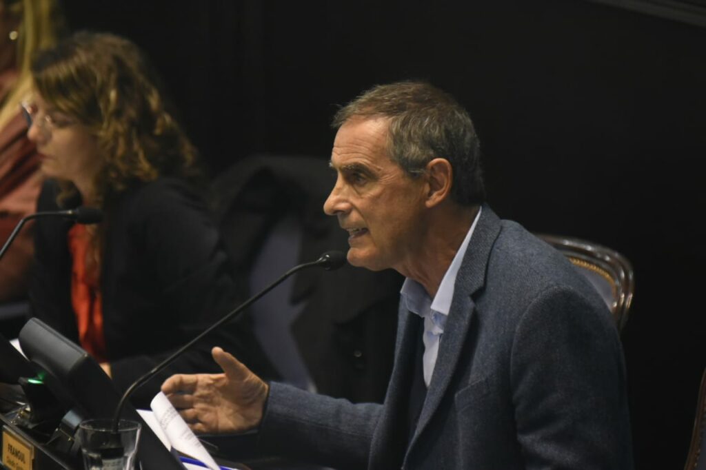 El diputado platense de la UCR, Claudio Frangul, promueve la democratización del IOMA. 