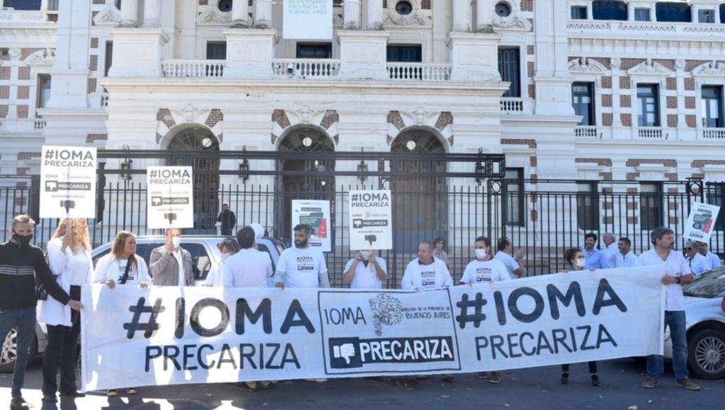 Trabajadores de la salud realizaron una protesta contra el IOMA en la ciudad de La Plata. 