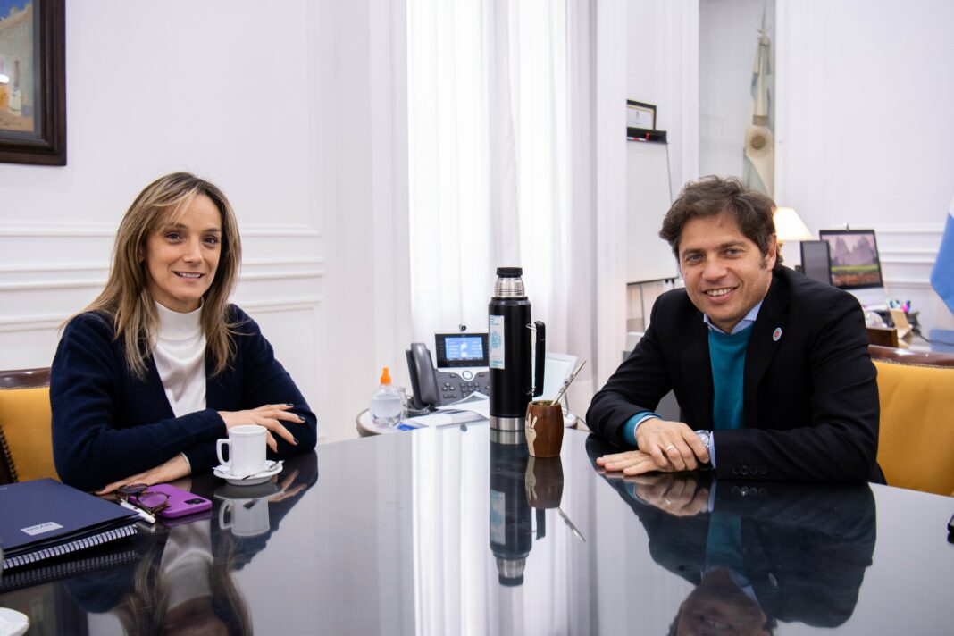 El gobernador bonaerense, Axel Kicillof, tuvo un encuentro a solas con la presidenta de AySA, Malena Galmarini, en Casa de Gobierno.