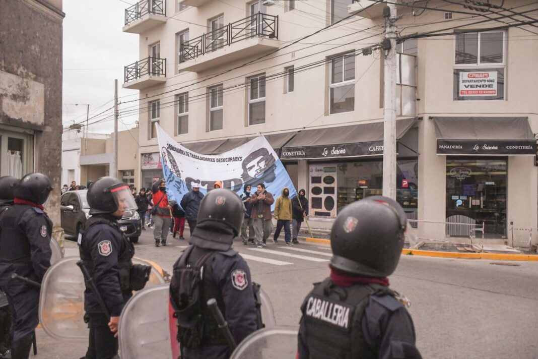 Los vecinos del municipio bonaerense de Luján marcharon hacia la Comisaría Primera tras la muerte del hincha baleado ayer.