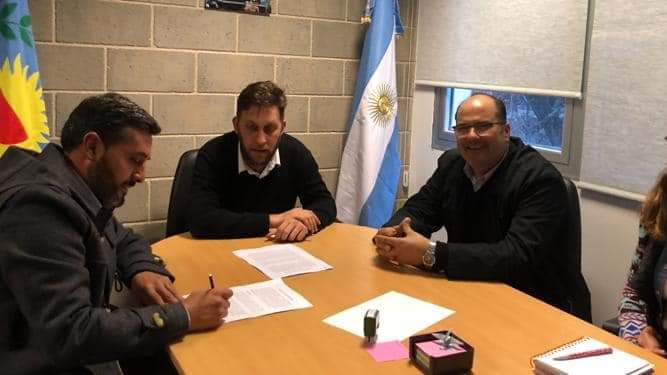 El intendente de Tordillo, Alfredo Farías, firmó el convenio de adhesión municipal al programa CREA. Rapasá la claves de cómo acceder a los créditos.