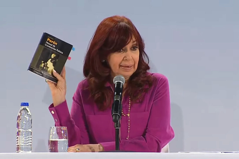 Cristina Kirchner con el ejemplar de Conducción Política de Perón.