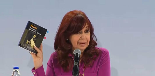 Cristina Kirchner le respondió Alberto Fernández con un ejemplar del libro Conducción Política de Perón que perteneció a Néstor Kichner. “Perón agarró la lapicera y no la largó más”, dijo.