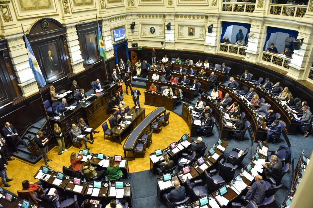 La Cámara de Diputados bonaerense pateó definiciones importantes. El Frente de Todos no pasó su mejor sesión. La reforma del Bapro no se discutió y se desató una interna por la Magistratura.