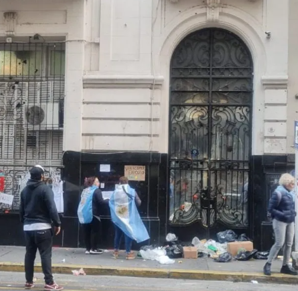 “Autoconvocados” encabezados por un hombre que aseguraba que iría a buscar a Cristina Kirchner para llevarla "a la horca" atacó el Instituto Patria mientras la Policía de la Ciudad que observaba sin intervenir.